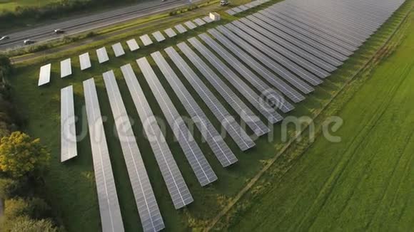 农业景观公路旁太阳能发电厂的无人机天线视频的预览图