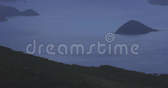 大岛大岛高角蓝色海洋附近的高山海角视频的预览图