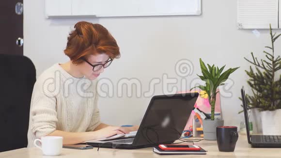 在办公室电脑上加班的妇女视频的预览图