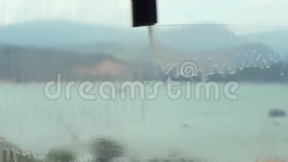 员工用刮刀清洗窗户玻璃视频的预览图