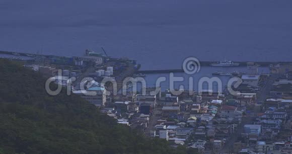 大岛大岛高角蓝色海洋附近的高山海角视频的预览图