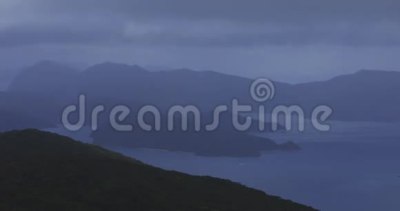 大岛大岛高角蓝色海洋附近的高山海角视频的预览图