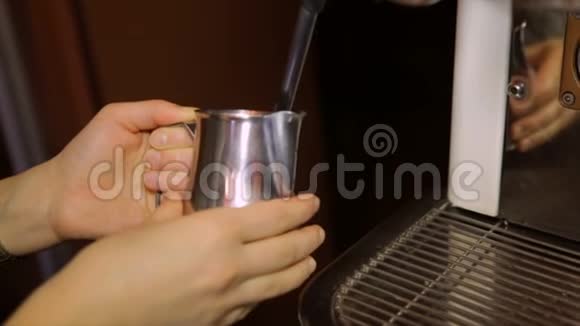 咖啡师用专业咖啡机在罐子里搅拌牛奶视频的预览图