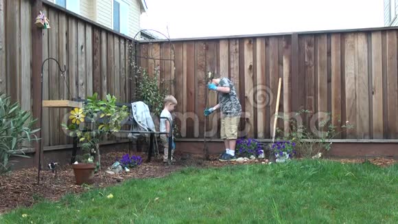两个男孩在后院种树视频的预览图