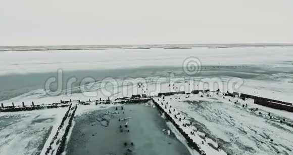飞过湖面冰封的湖面覆盖着厚厚的一层冰雪视频的预览图