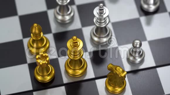一块棋子摆在棋盘上背景为黑色市场目标战略的业务领导者概念意图视频的预览图