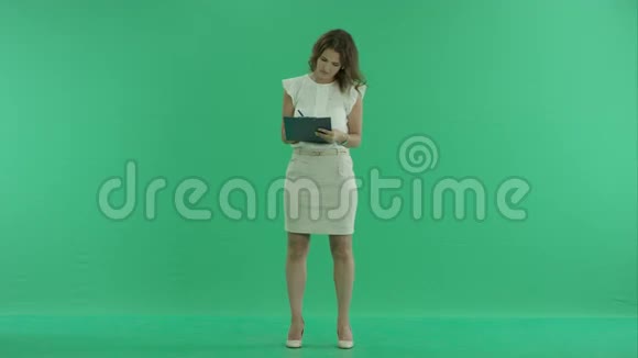 女人用写字板扇动自己视频的预览图