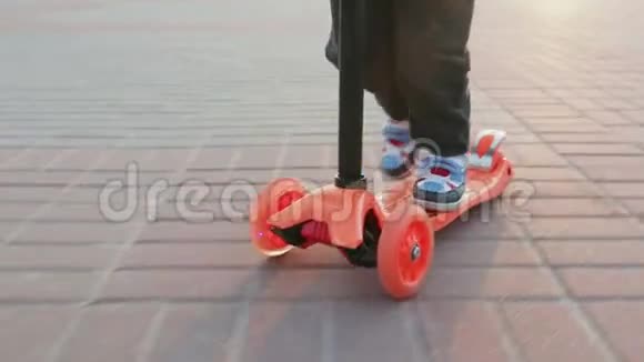 快乐的小男孩骑着滑板车视频的预览图