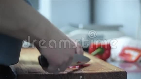 厨师手切甜红椒视频的预览图