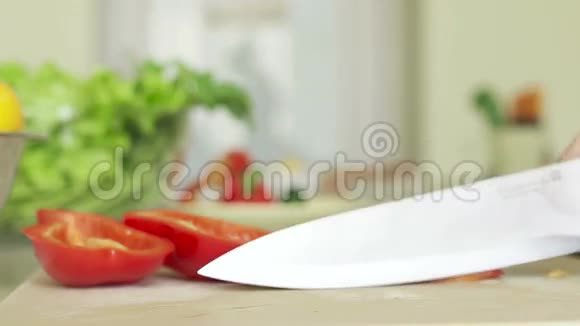 年轻的妻子在船上的厨房特写镜头准备红辣椒餐厅视频的预览图