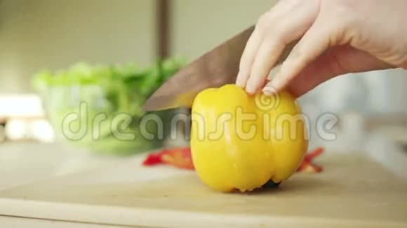 妻子在厨房的桌子上准备黄辣椒有机食品视频的预览图