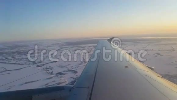 蓝天雪域上空的客机视频的预览图