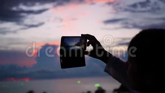 他拍了一张日落全景照片视频的预览图