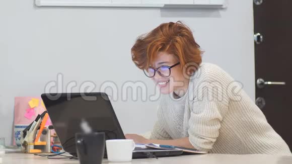 在办公室电脑上加班的妇女视频的预览图