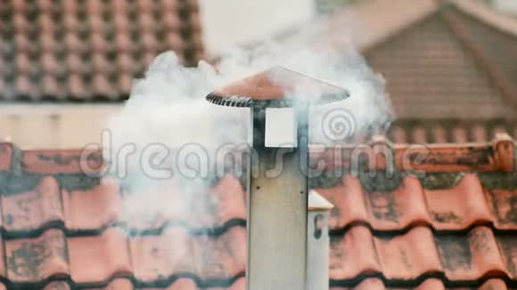 烟来自房子的烟囱屋顶上的管子烟囱乡村别墅有烟囱的房子吸烟视频的预览图