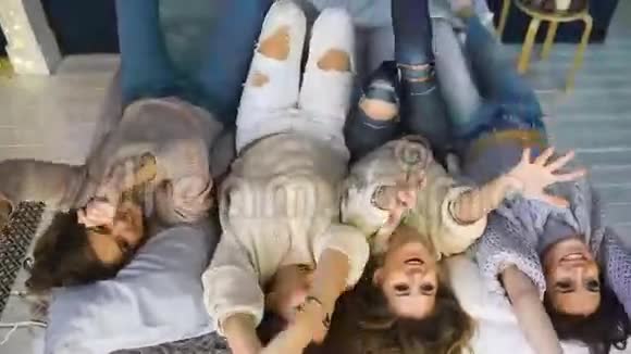 四个漂亮的女孩互相扔枕头女朋友在卧室里玩得开心视频的预览图