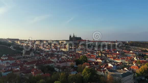 布拉格捷克共和国全景与历史上的查尔斯桥和伏尔塔瓦河在晴天布拉格市上空日落从视频的预览图