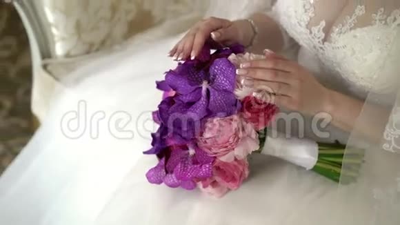 新娘坐在椅子上拿着花束视频的预览图