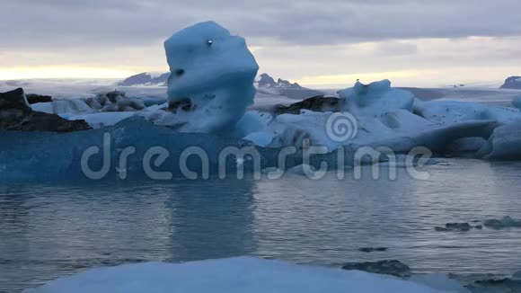 冰湖Jokulsarlon黄昏冰岛视频的预览图