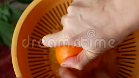 女孩用手提榨汁机从橘子里榨出果汁视频的预览图