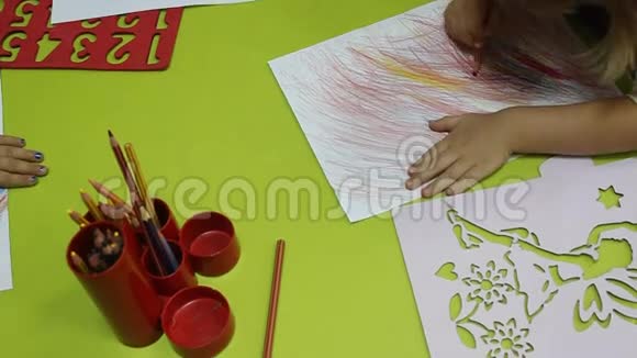 幼儿园的女孩在纸上着色视频的预览图