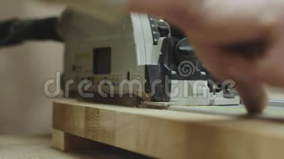 切割物品的机器电动轮视频的预览图