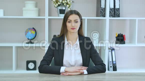 微笑着成熟的职业女商人穿着休闲装双臂交叉站在办公室里浅淡的焦点视频的预览图