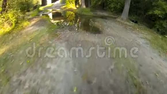 汽车横过小溪视频的预览图