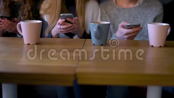 一群人在咖啡馆里使用手机而不是互相交流视频的预览图