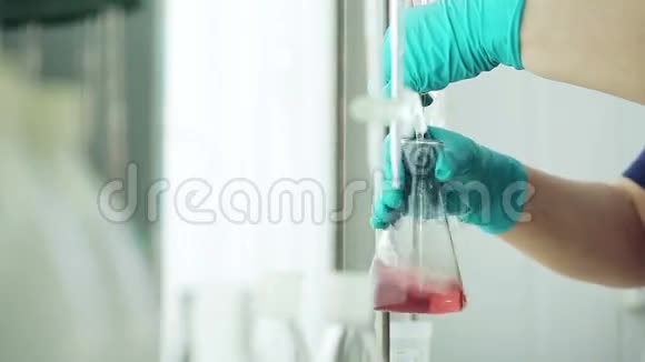 罐区检测中心的女士在烧杯里搅拌液体视频的预览图