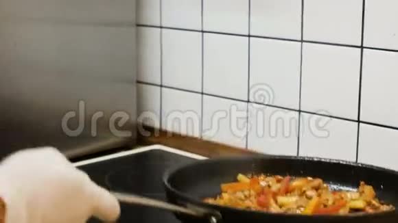 中国菜厨师正在准备中国菜一个男人在餐馆做饭视频的预览图