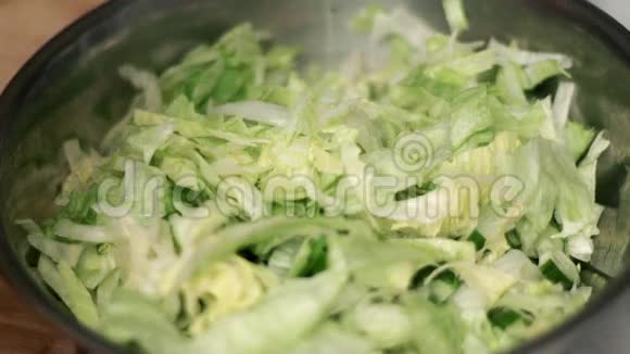 用植物油倒入蔬菜沙拉用橄榄油调味沙拉视频的预览图