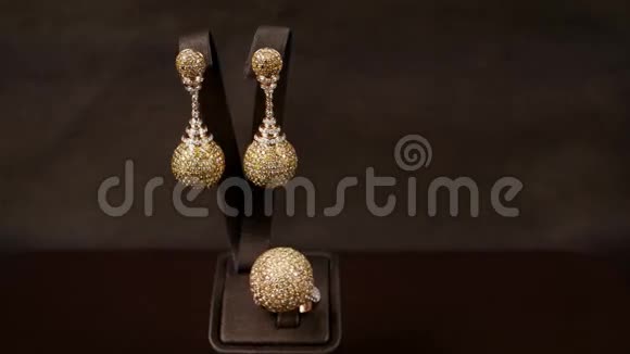珠宝店珠宝套装耳环和棕色背景上的戒指耳环戒指吊坠黄金和石头黄金视频的预览图