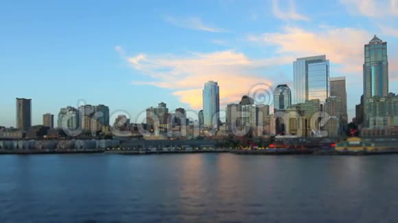 西雅图渡轮侧视城市景观倾斜移位视频的预览图