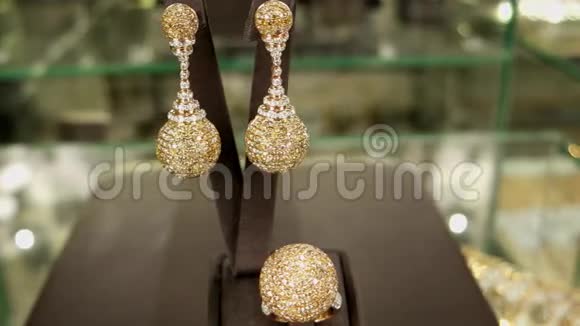 为柜台上的富人和名人妇女提供昂贵的珠宝耳环戒指吊坠黄金钻石和宝石黄金视频的预览图