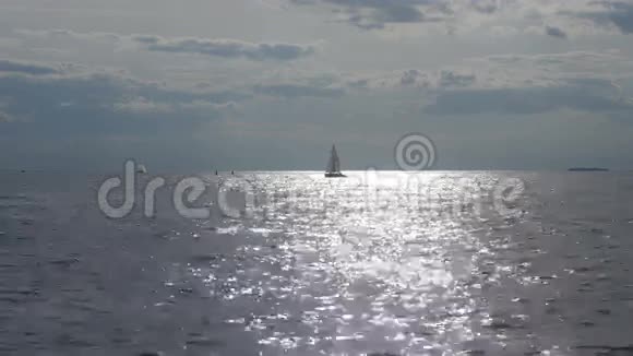 日落时分船在海上漂浮视频的预览图