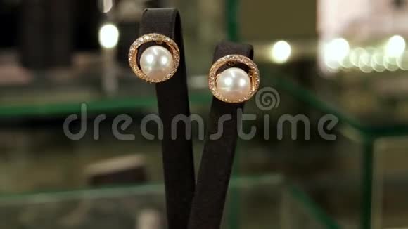 镶有水晶和珍珠的金耳环珠宝珠宝店里女士的经典珠宝视频的预览图