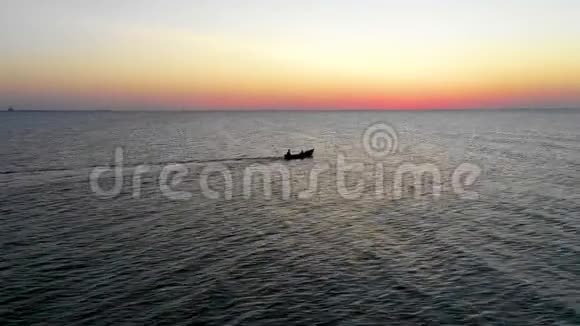 一艘船在海上航行清晨美丽的日出为背景空中观景海景当地居民在视频的预览图