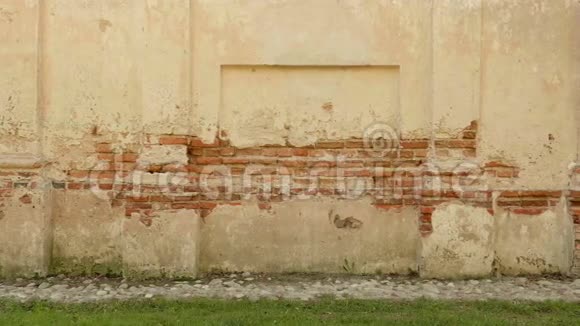 古堡混凝土砖墙秋天的白天光滑的娃娃射击视频的预览图