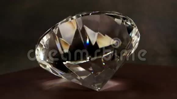 水晶施华洛世奇大特写与旋转闪耀水晶窗口的珠宝店珠宝宝石视频的预览图