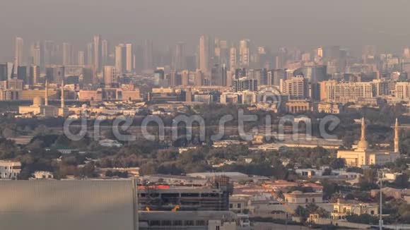 在阿联酋日落时分迪拜的迪拉和沙迦地区的天际线景色视频的预览图