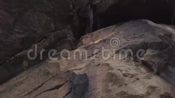 山河中的落基瀑布空中景观野林山瀑布流水无人机视图视频的预览图