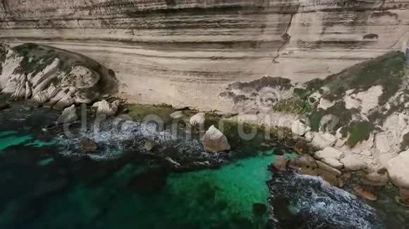 在海边陡峭的悬崖上鸟瞰中世纪的博尼法西奥小镇视频的预览图