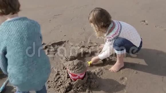 弟弟妹妹在沙滩上玩耍视频的预览图