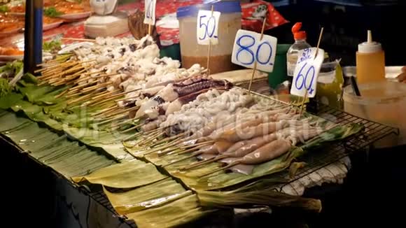 全国亚洲异国风味海鲜在街头夜市的陈列柜上泰国芭堤雅视频的预览图