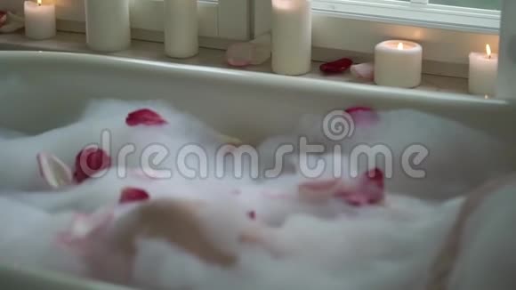 有花瓣在浴室的年轻女子视频的预览图