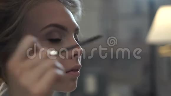 化妆师画睫毛女孩视频的预览图