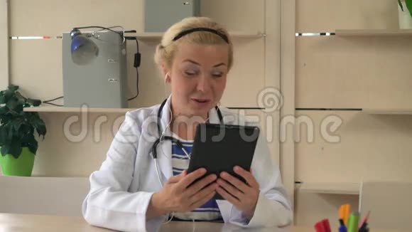 成人心脏病专家脸上带着友善的微笑视频的预览图