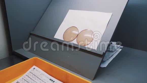 实验室桌上的白色纸张镜片视频的预览图