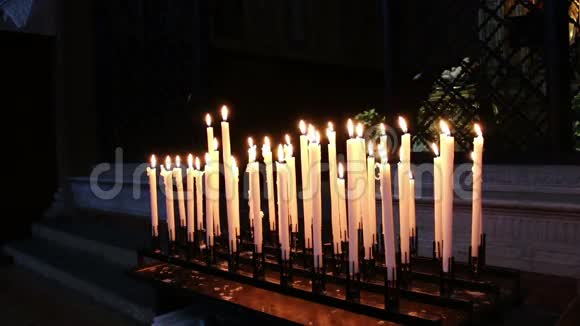 在教堂里点燃蜡烛N6视频的预览图